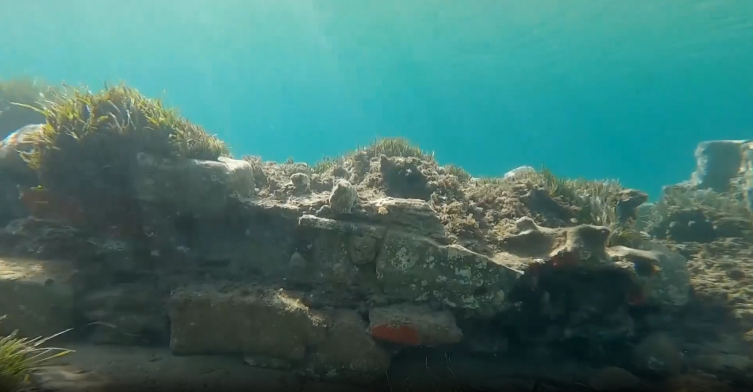 Çanakkale'de arkeologlar denizin içindeki duvar kalıntısının izini sürüyor